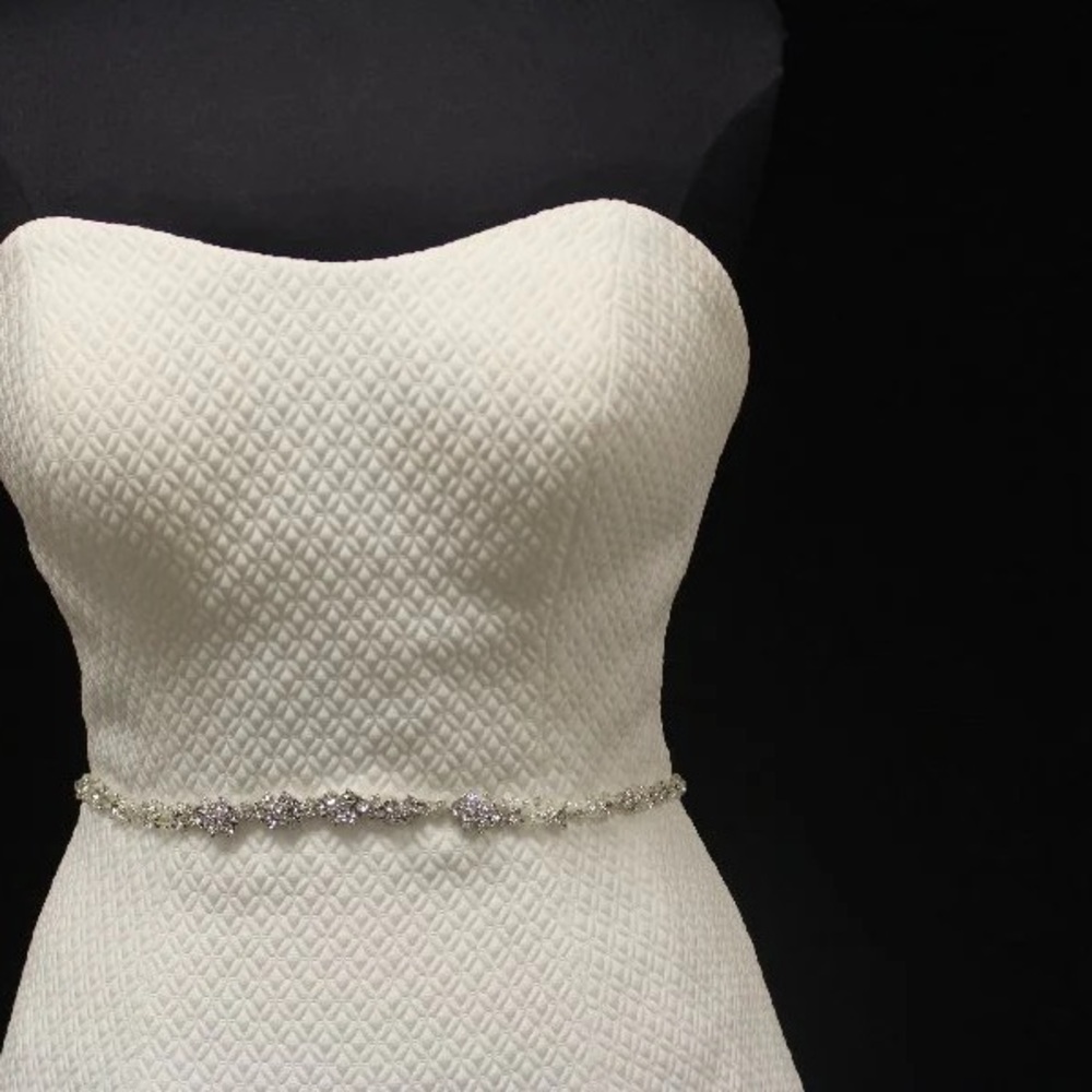 Elegant White Strapless Wedding Gown - Picture 6 of 9
